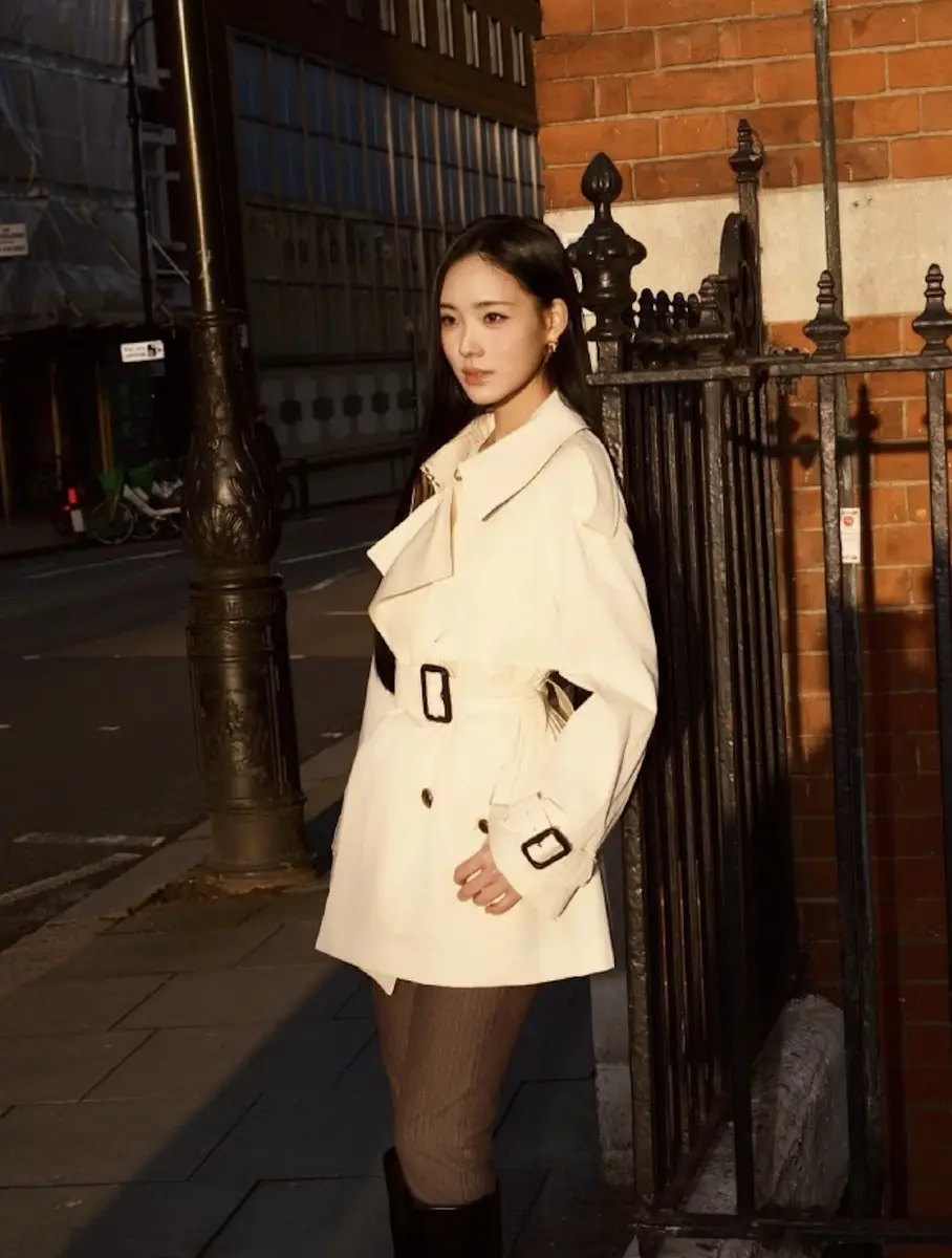 小S二女儿穿白色风衣配黑色长靴优雅大气伦敦街头漫步尽显英伦格调