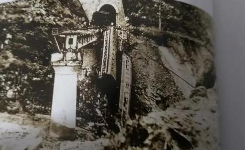 1981年王明儒开着442次列车从攀枝花驶向成都，行到深夜，乘客们都睡着了，然而