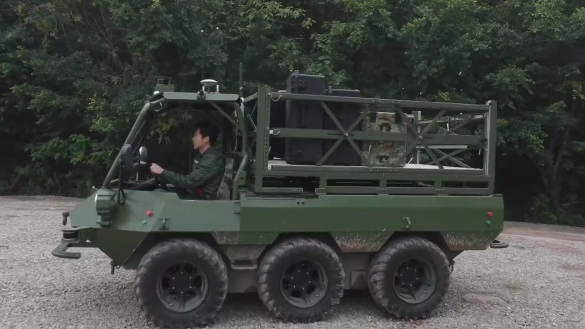 有人/无人山猫全地形车+有源、无源外骨骼