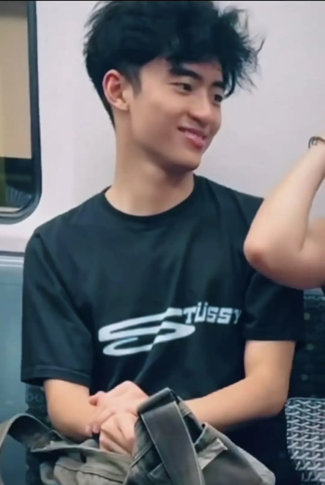 张柏芝大儿子疑似恋爱张柏芝大儿子Lucas在澳洲乘坐地铁被偶遇，难得一笑，笑起来