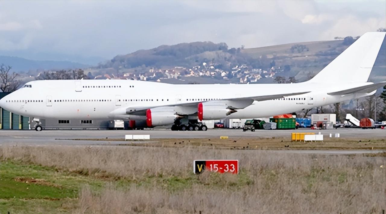 没想到等了快十年砸了50多亿美元的新“空军一号”，特朗普到卸任都可能坐不上了，近