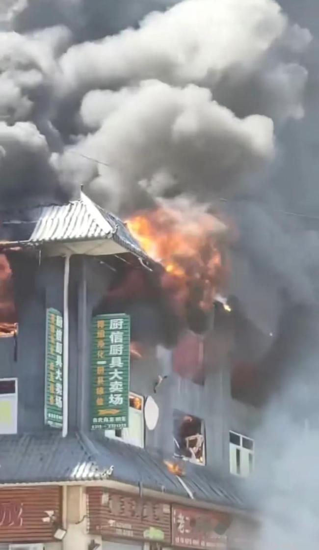 昨天（5月30日）下午2时36分左右，河北邢台当地消防接到报警后，出动了20多辆
