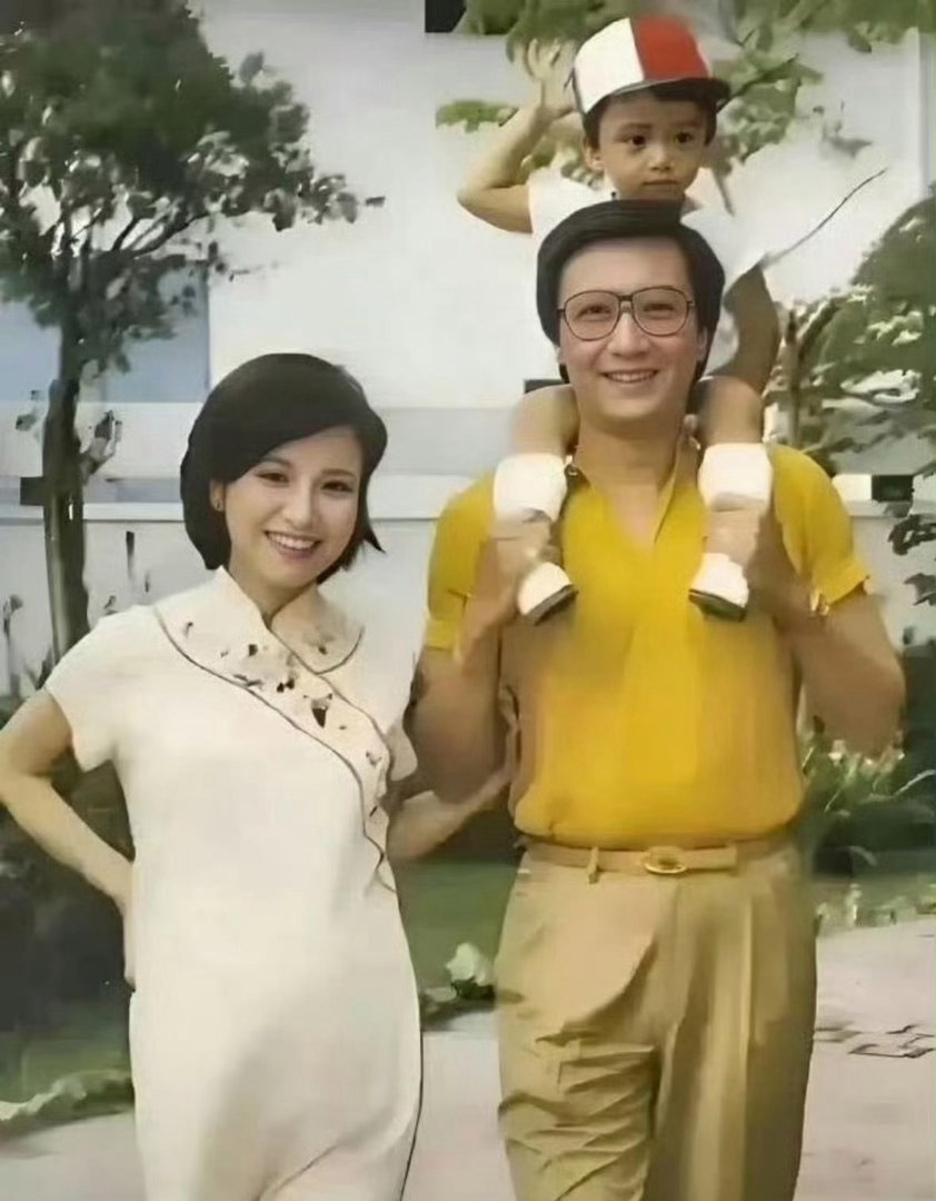 老照片满是感慨，1982年46岁的谢贤背着年仅两岁的谢霆锋，时光匆匆流逝，让人不