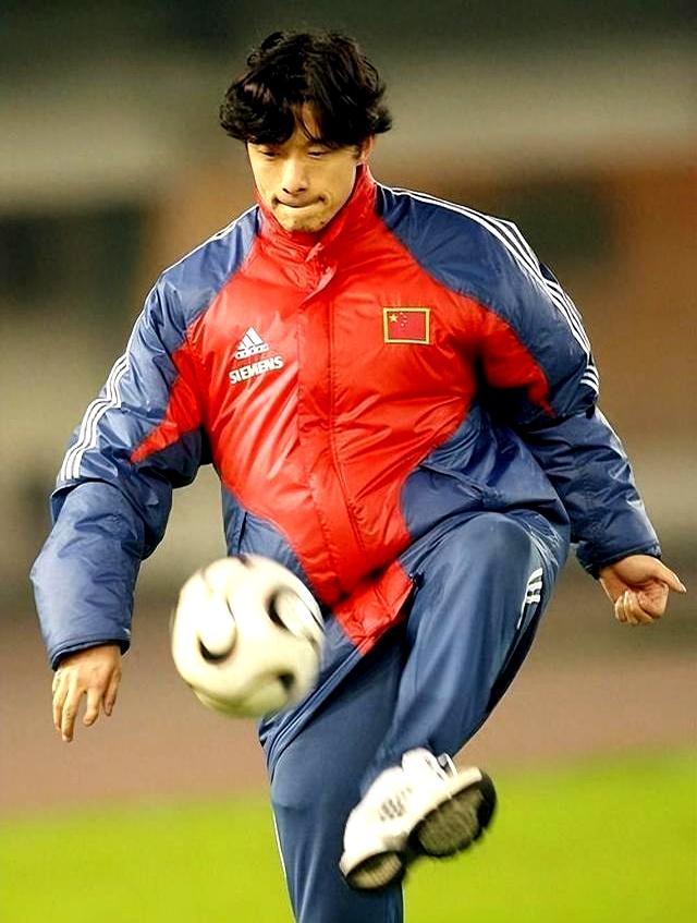 德乙射手王，离德甲只差一层捅不破的玻璃。2001年，亚琛主场。谢晖又一次把