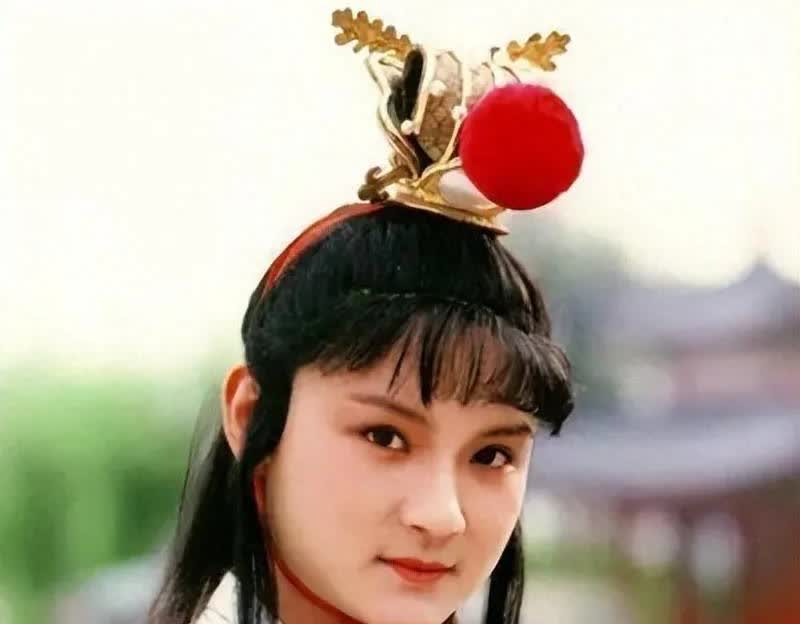 演员欧阳奋强：儿子早逝，和初恋妻子相伴40年，晚年生活怎样了？