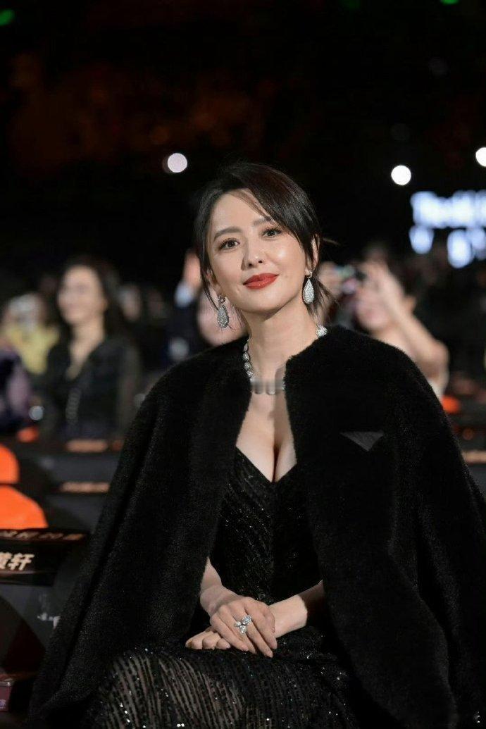 佟丽娅越老越妖，眼神深邃，丰腴迷人。