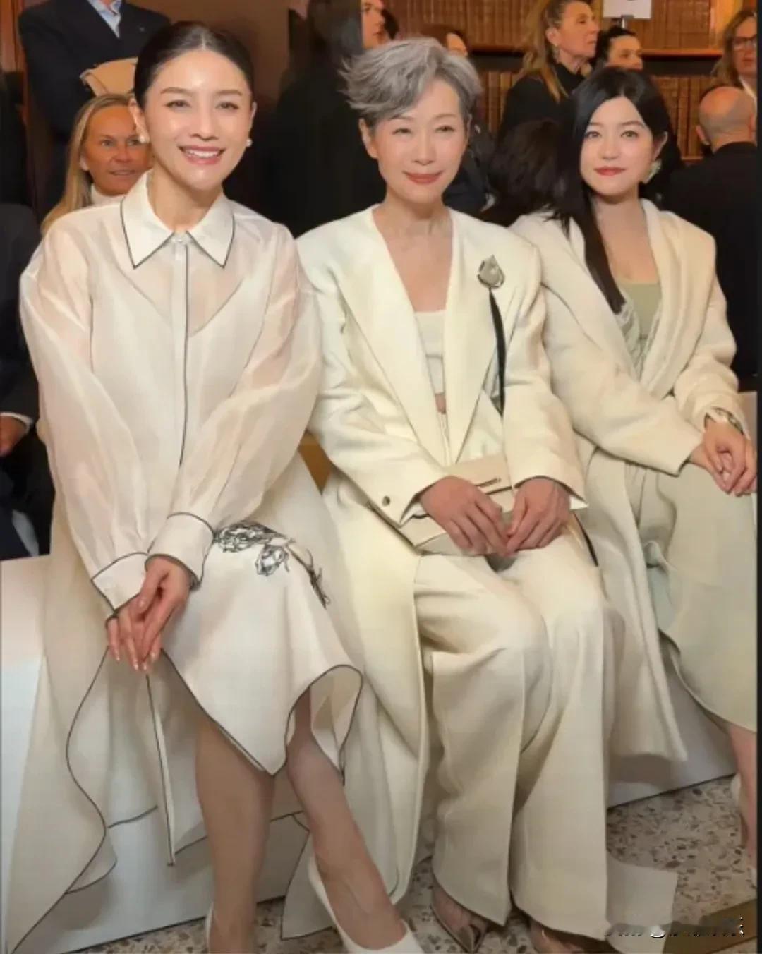 米兰秀场这排座位太有戏！叶童银发slay全场，陈妍希追星成功秒变迷妹2月26