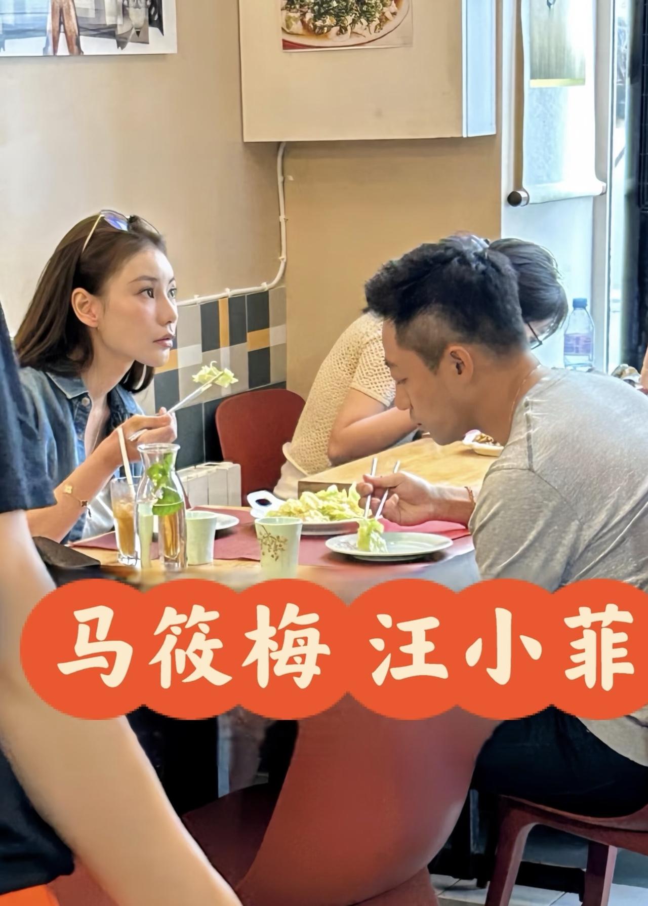 汪小菲夫妇在巴黎中餐馆就餐，坐大厅大口吃菜，完全没有偶像包袱，两人很恩爱。9
