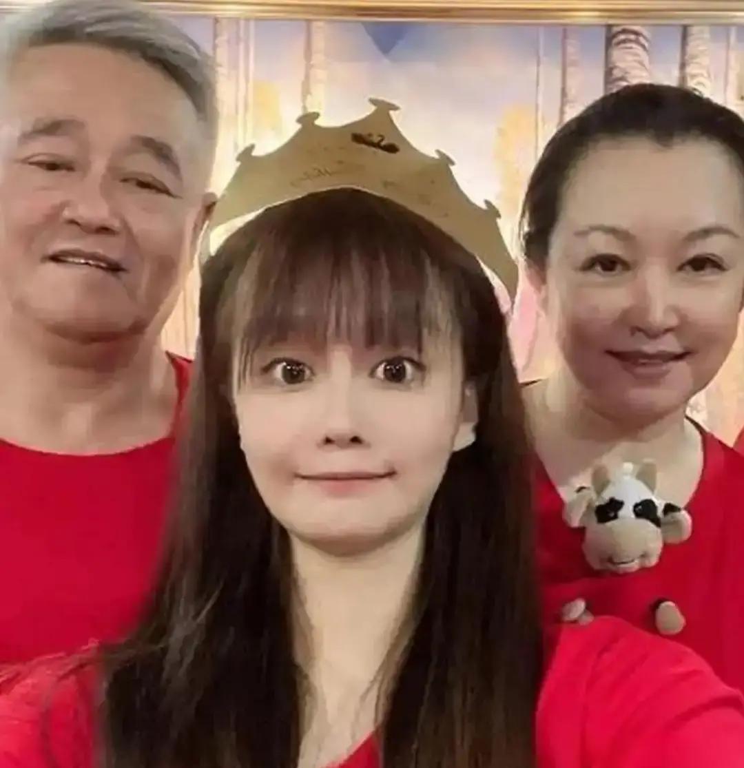 赵本山昨晚突然闯进女儿球球直播间，开口第一句就问闺女是不是被人骂了。老头儿头发