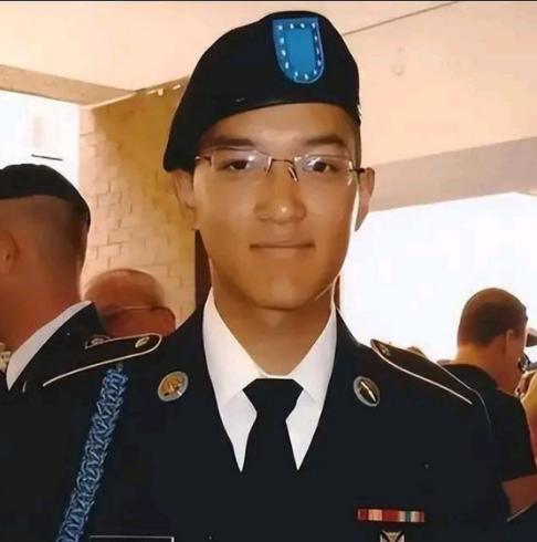 2011年，19岁的美国华裔青年不顾家人反对，坚持加入美军，却因为洗澡时忘关热水