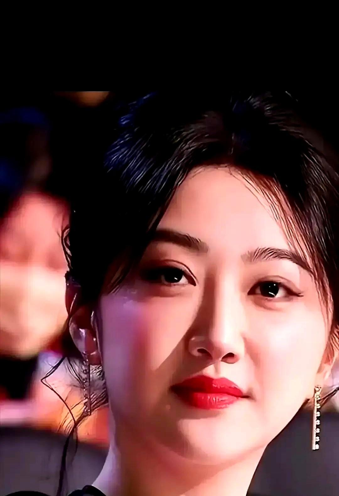 我真是服了景甜这波分手的“清醒感”！现在网上吵翻了，有人说去年机场同框实锤甜