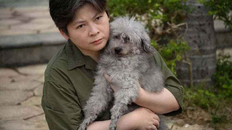 【香港大火中，消防员凭“墙上纸条”救出15岁老狗饲主感动落泪致谢】海外新鲜事香