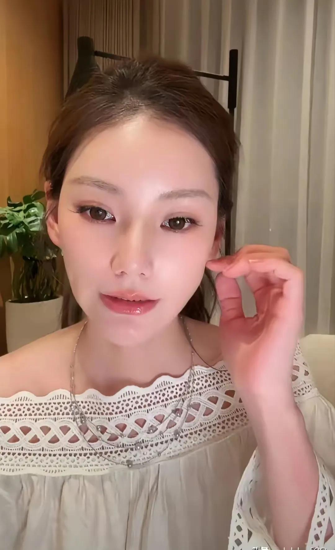 聊到家里几个孩子相处的事，马筱梅在直播里不经意透出几分暖意。她说小玥儿一来，汪宝