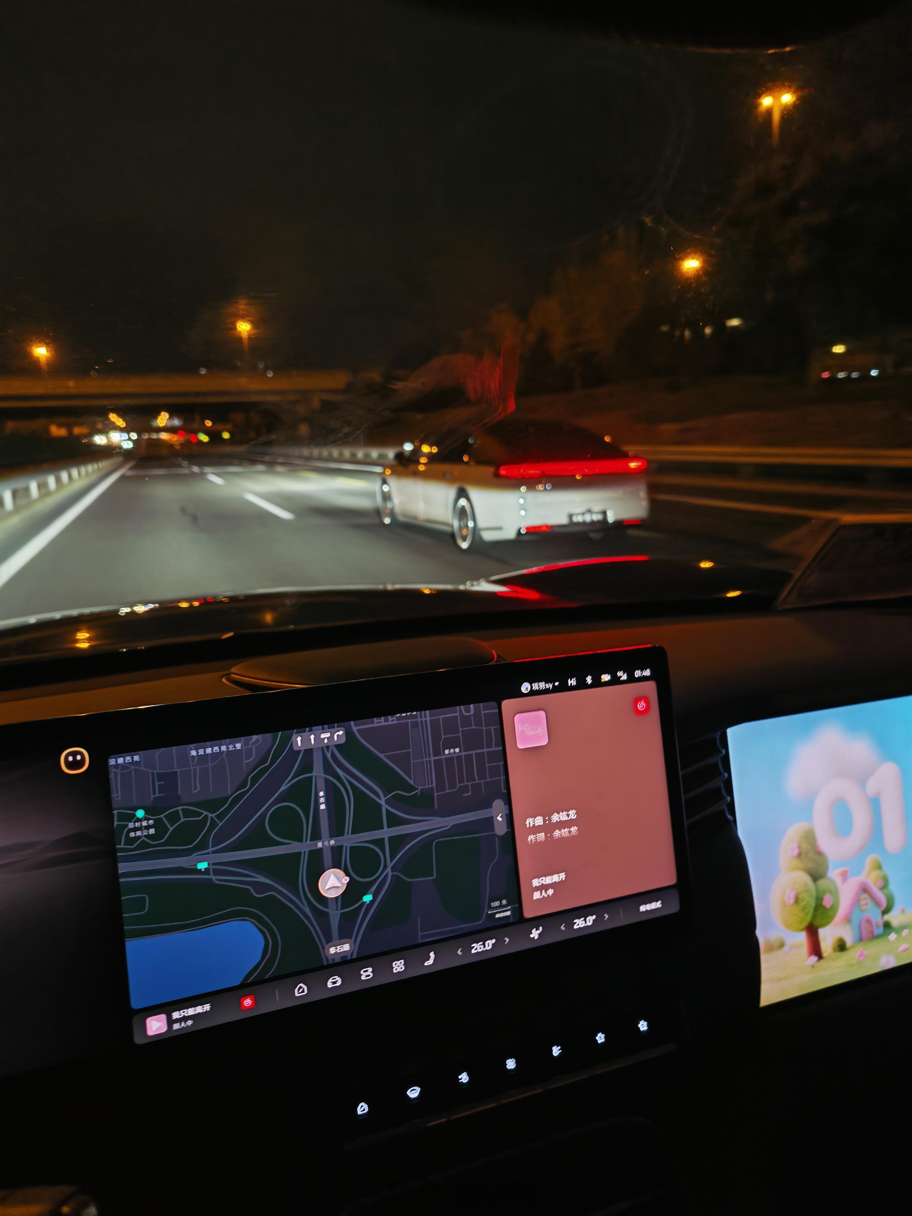 我们团队挺拼的凌晨快两点了，还在拍路跑。​​​