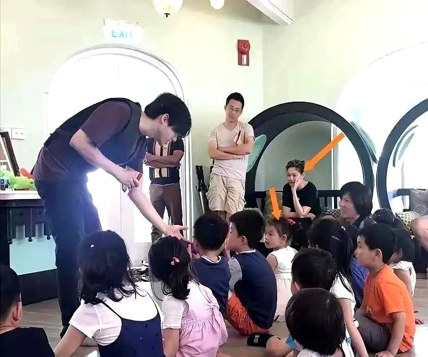 你有没有见过那种眼神，就是一看就知道是真爱？最近翻到一张老照片，是大S去看女儿