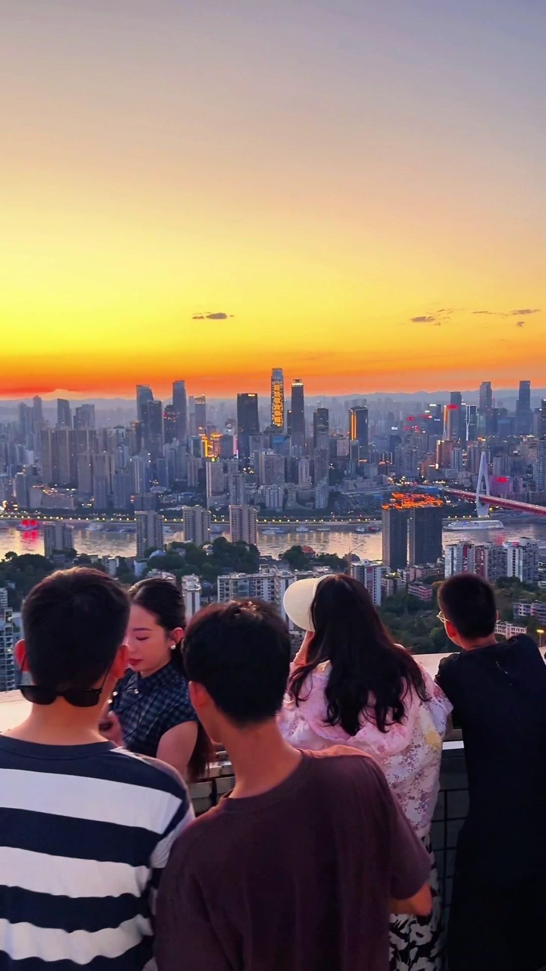 一半烟火，一半梦境。南岸江风里的重庆落日🌇🌆在南岸散步时，突然被江风与落日