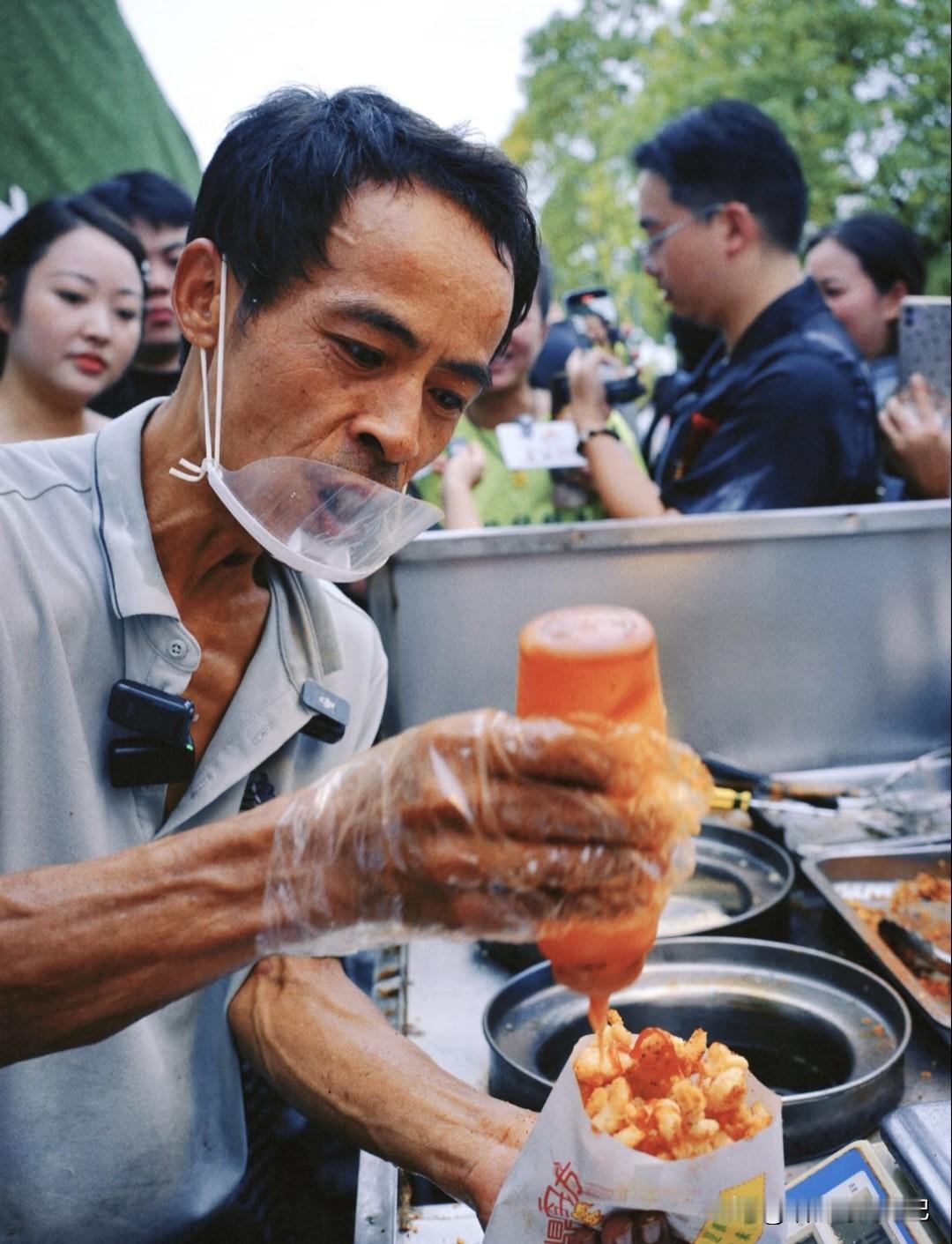 10月1号，鸡排哥小摊前，人浪比油锅还炸得响。五千多号人把马路当长龙，甩出去几百
