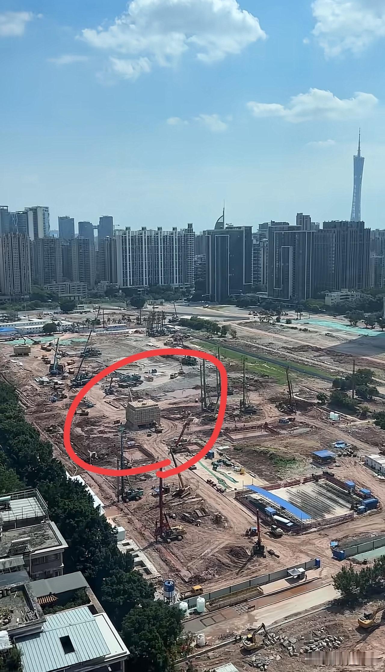 这是干啥？不知道还以为建金字塔呢