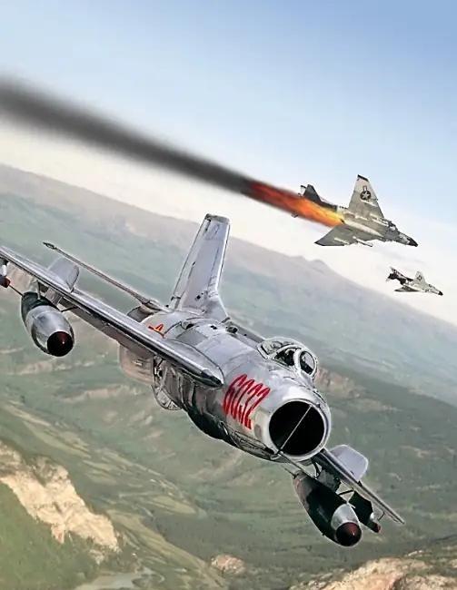 1967年，飞行员王柱书驾机歼敌，一时大意，投副油箱时误把减速伞给扔了，眼看敌机