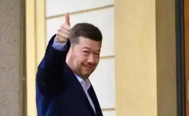 捷克议会摘下乌克兰国旗【环球时报】在正式当选新一届捷克众议院主席后，捷克自由和