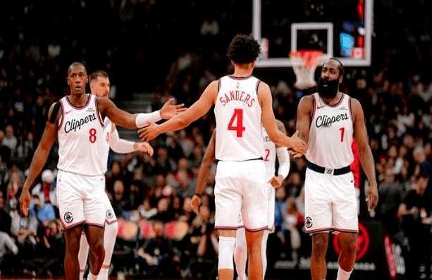 当年邓恩碰上巅峰哈登，基本就是“防得热闹，限制有限”。哈登后撤步、造犯规、三分雨