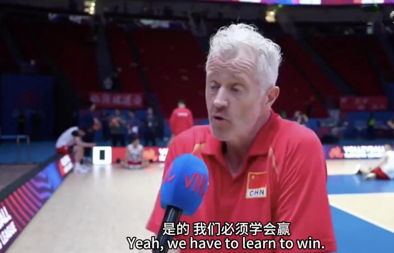 中国男排主教练海宁，赛后气得，久久不能平静。面对世排联的官方采访，老头气得一