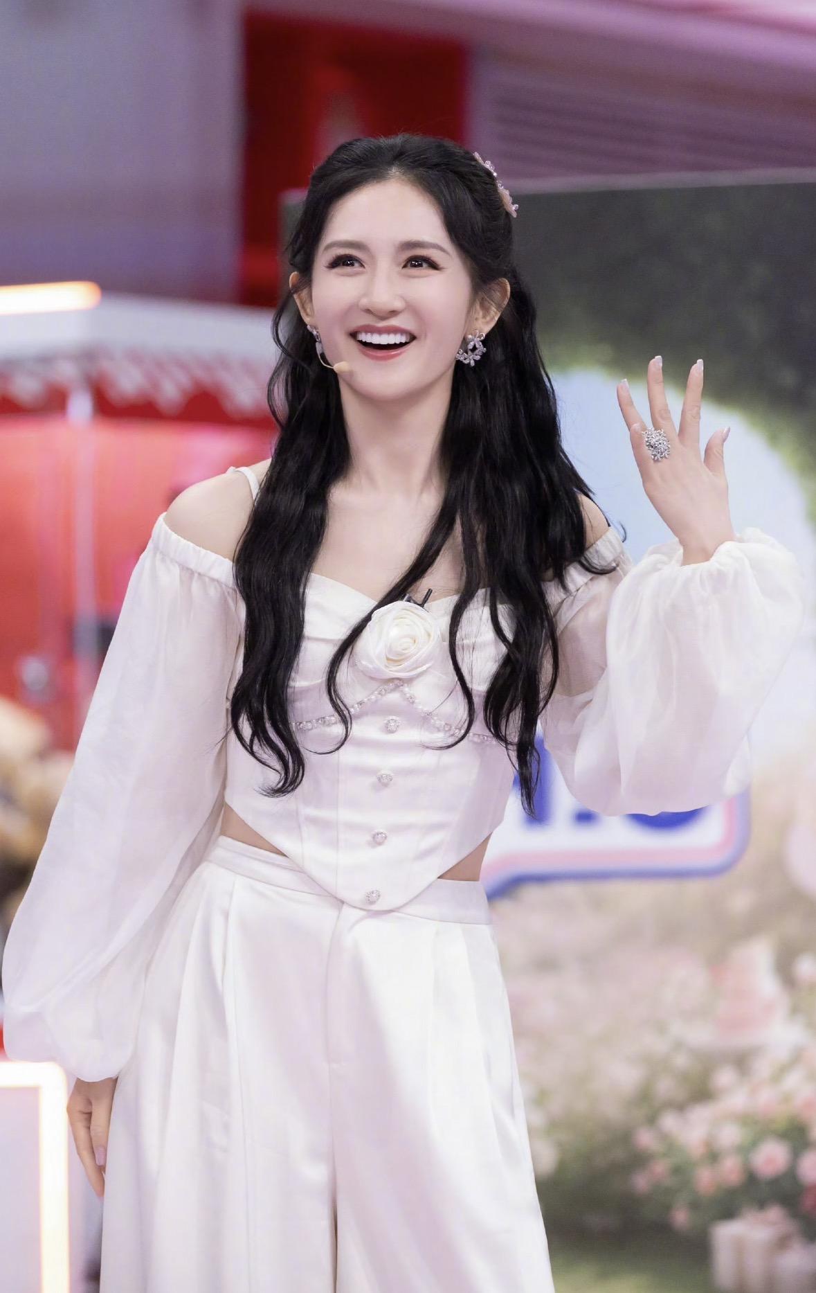 很多人纠结，谢娜演唱会被举报，是唱得不好？还是路人缘变差了？其实都不是。真