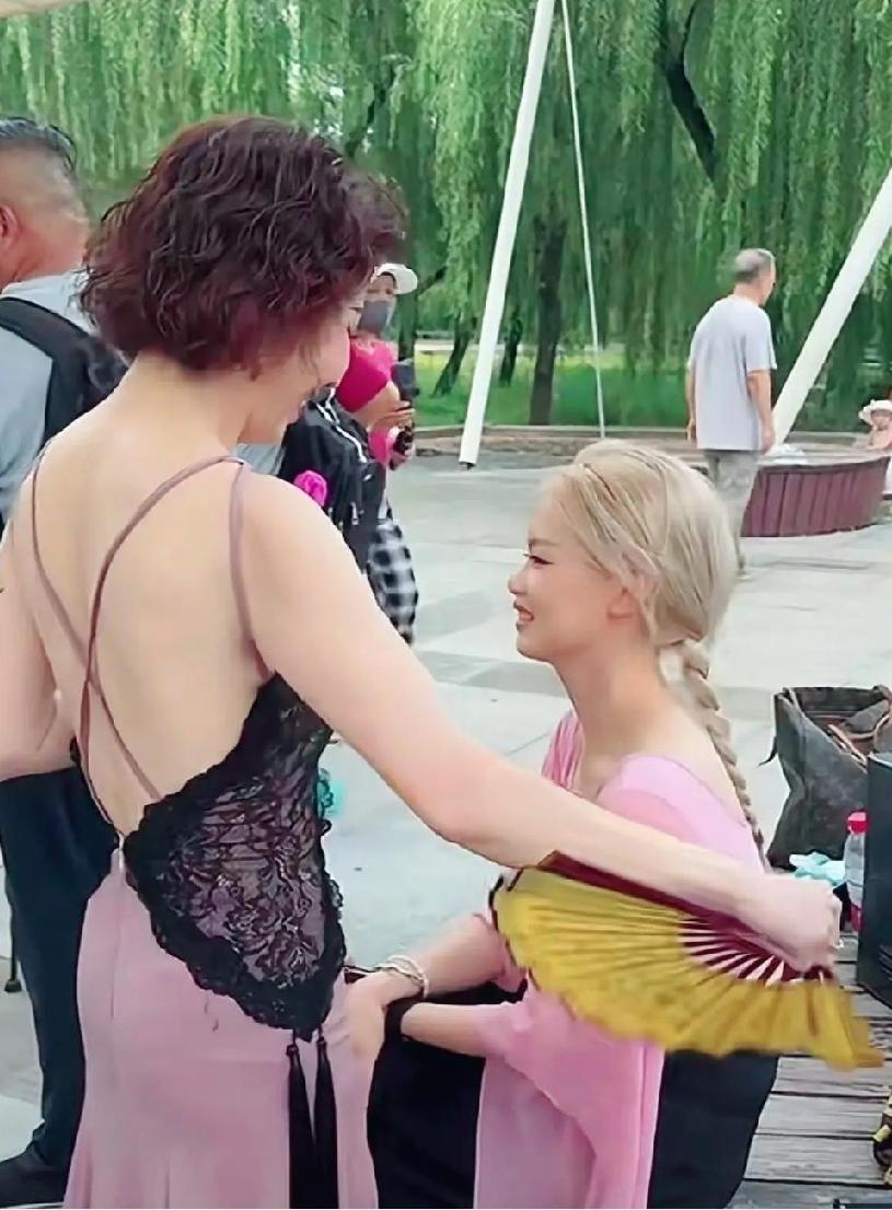 在公园里，大妈穿成这样合适吗？反对的网友认为不合适。上了年纪，穿着要庄重些