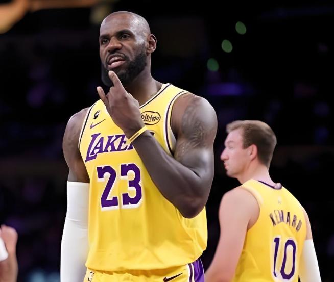 一打强队，老詹就休息，美媒公布证据，真打脸啊！都知道昨天打雷霆，詹姆斯轮休了，