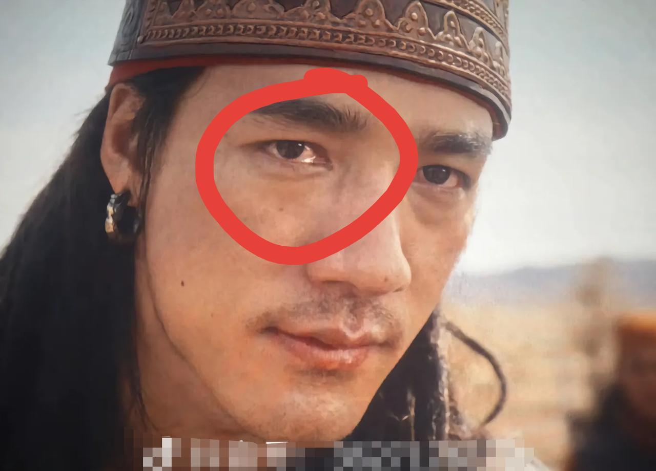 你敢信？16岁少年掐死亲爹时，青梅竹马正扒着窗缝看。这是漫画《镖人》里的和伊玄