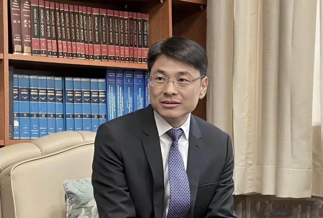 台外事部门发言人萧光伟说，“对中国海警持木棍攻击菲军予以强烈谴责，反对以武力、威