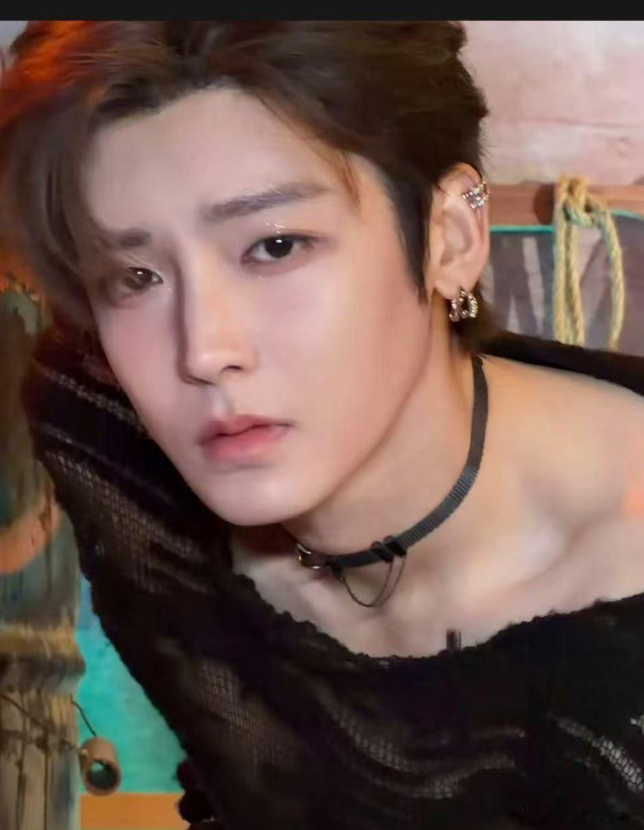 侯明昊，把你身上这些乱七八糟的配饰取了衣服穿好，还我清清爽爽的王也大帅哥好吗？