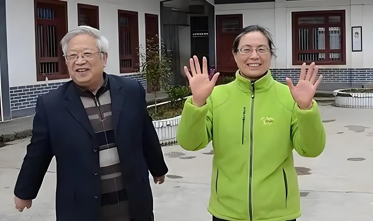 2005年，中国驻尼泊尔外交官朱敏才退休后，瞒着子女，带着妻子连夜离家，从此杳无