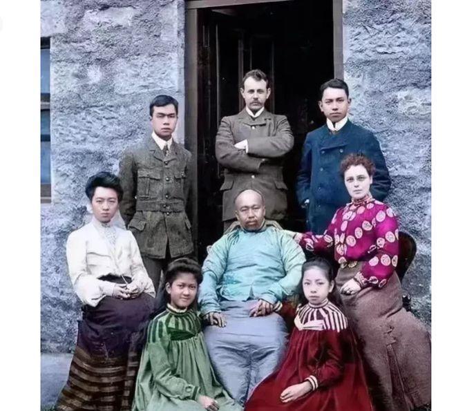 下图是康有为与妻妾等人的一张合影，与普通合影不同的是，这张合影明显给人以