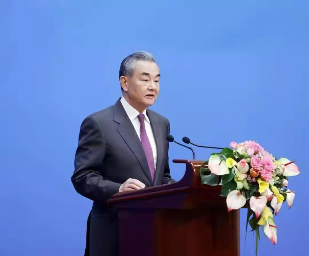 中美关系定调！特朗普48小时连放3大招，王毅划下3条红线中美关系迎来关键转