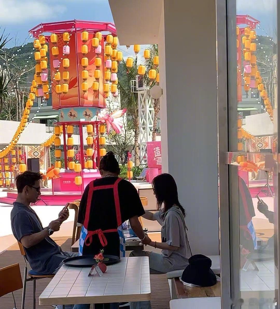 网友在日月湾偶遇吴谨言和洪尧度假，吴谨言体态好好，时刻都是腰背挺直