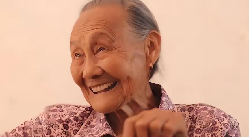 2015年，湖南，103岁老太去看病。一掀开她的衣服，医生顿时目瞪口呆，立即递眼