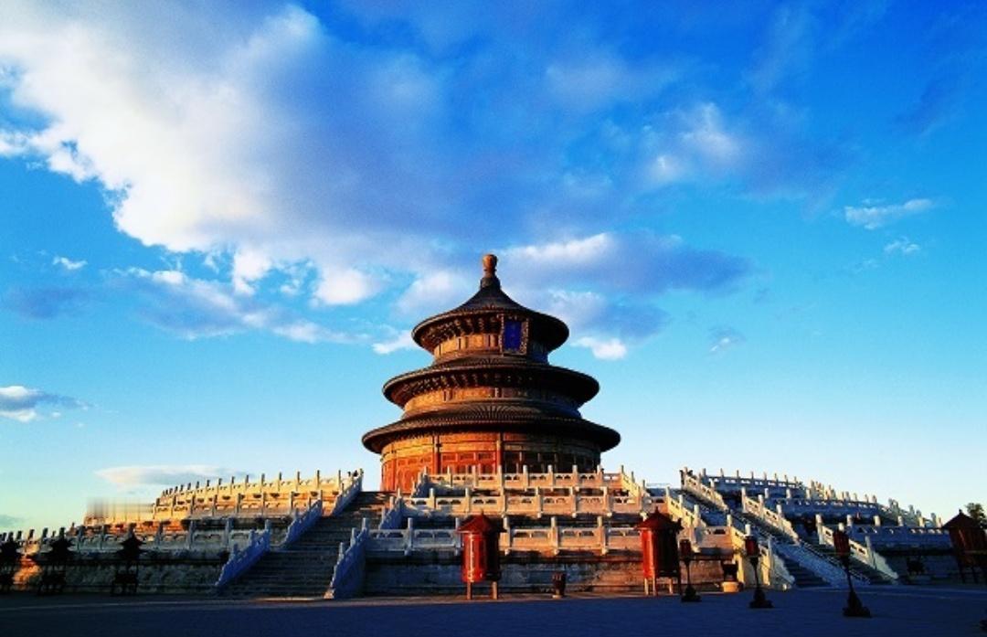 毛主席游天坛时抽烟，陈毅提醒这里禁止吸烟，毛主席反应让众人佩服。1949年