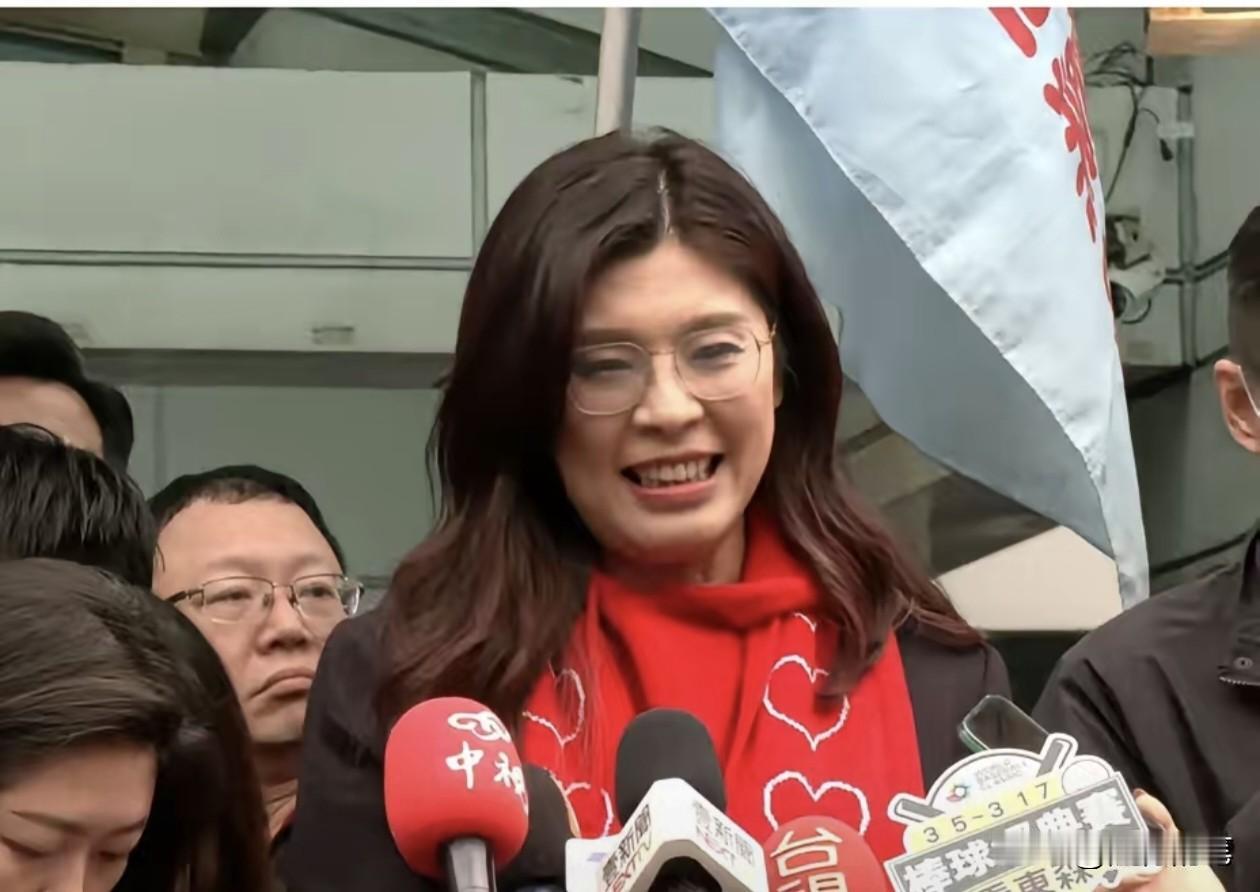 郑丽文还是想玩左右逢源这一套。郑丽文在元旦这一天发表了不少讨好岛内民众的话，