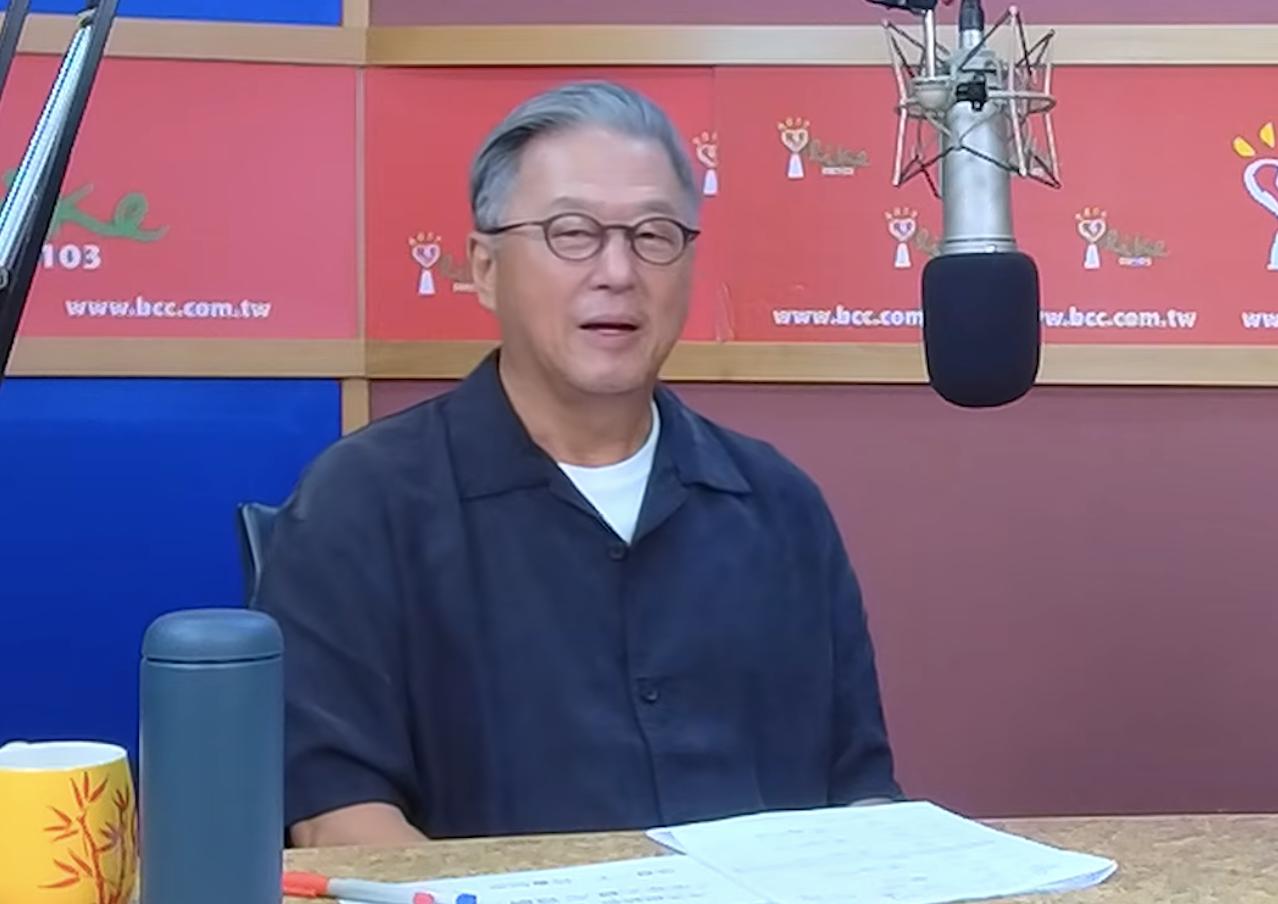王伟忠因为前段时间，专访沈伯洋，并在节目中各种吹捧沈伯洋，而被蓝营支持者骂。他自