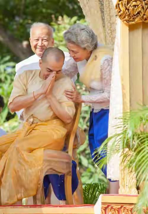 网上有新闻说柬埔寨国王西哈莫尼陛下册封14岁的柬埔寨女明星珍娜为公主殿下。珍娜