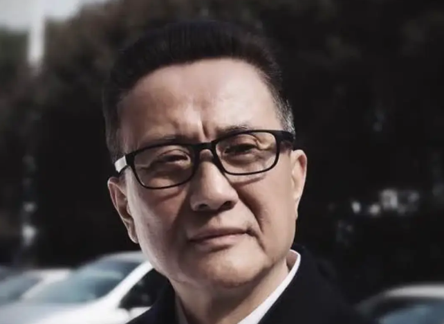 演员张志坚说拍完《人民的名义》拿到片酬一看，嘿，还没有我自己搭进去的多呢。记