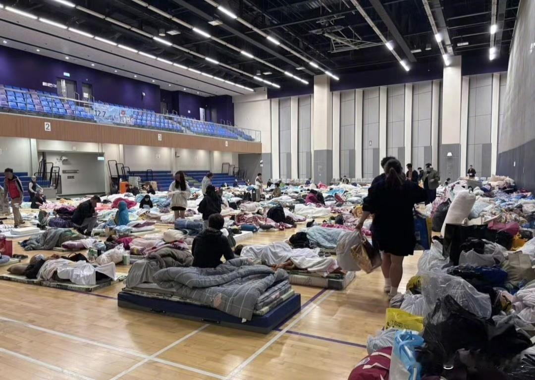 香港楼烧了，房贷还在。不是不近人情，是银行按规矩办事。房子没了，债还得背，香