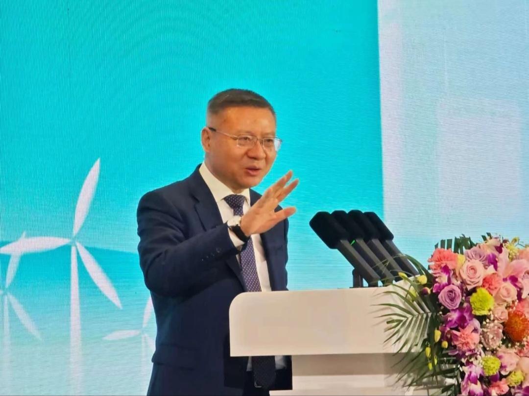 张维为教授参加国际能源发展高峰论坛。12月11日，张维为教授不在复旦讲学，而是