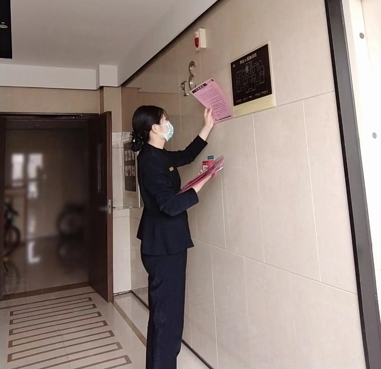 楼上的邻居在物业群里让物业帮忙安个灯泡，物业说要收30块安装费。邻居直接炸了，说