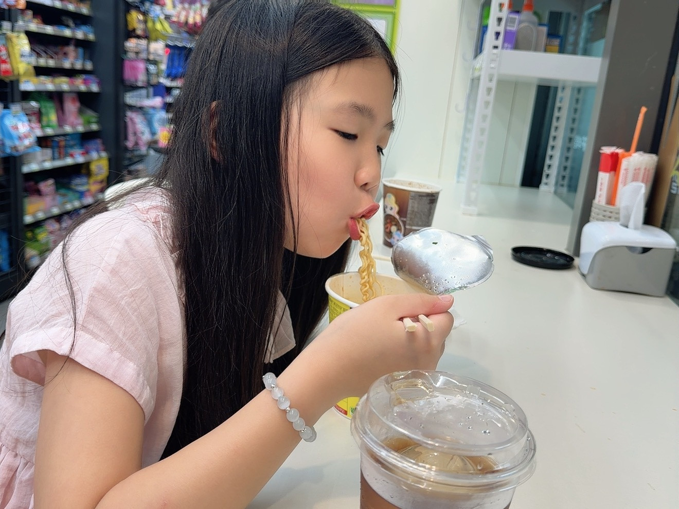 77一次得吃俩三角饭团和俩小盒的泡面这饭量是不是有点太大了老母亲很担心她的体重会