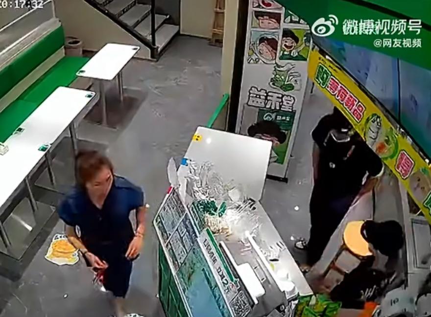 带娃女子大闹奶茶店，只因找零起纠纷。事发广西钦州，这名女子点单的时候，服务员问她
