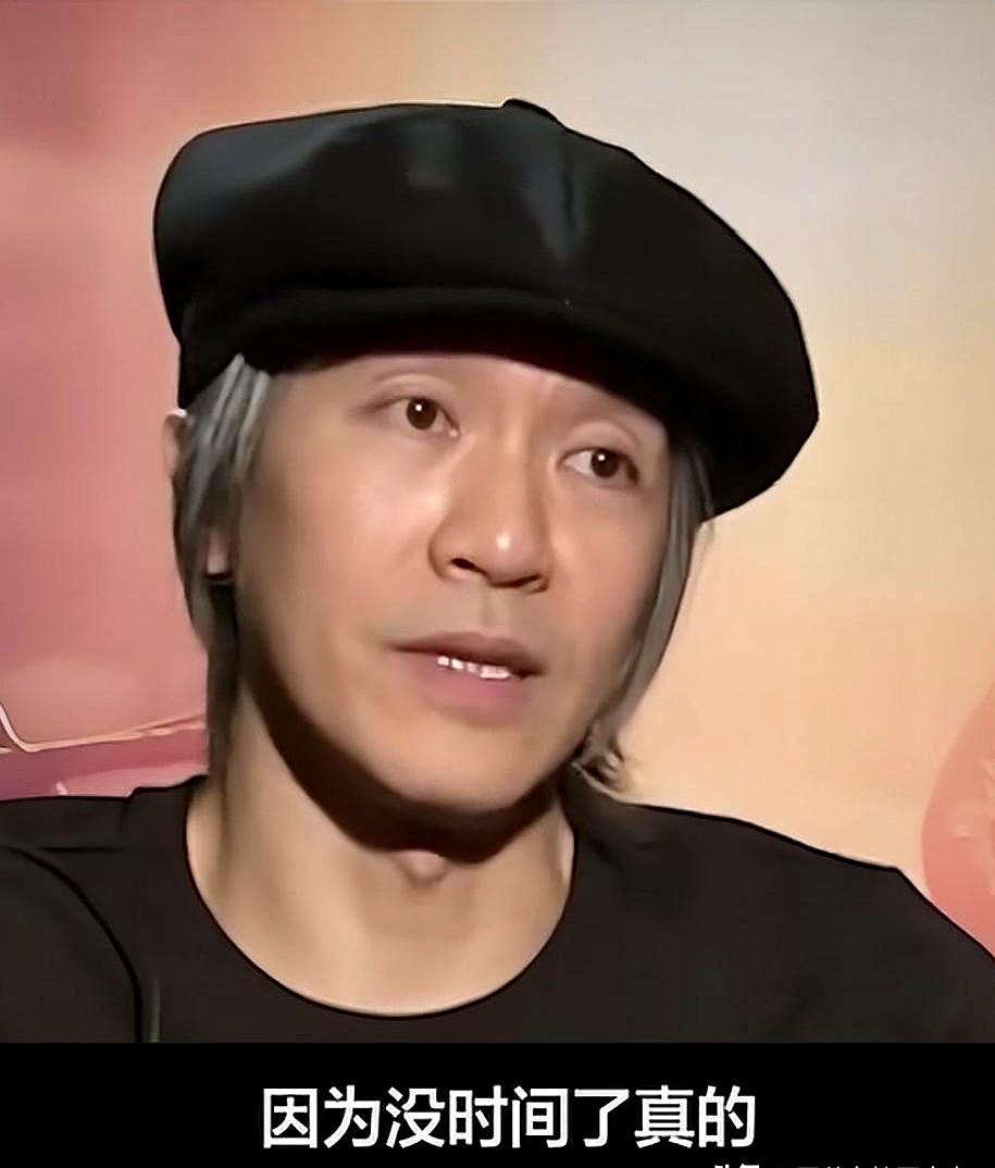 当主持人追问为何不再亲自上阵时，周星驰在灯光下说，年纪上来了，时间不多了。全世