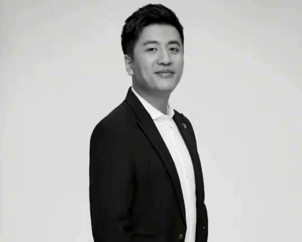 张雪峰为啥突然劝学生多挣钱？因为他发现头等舱的拖鞋都比家里的软！说实话，咱以