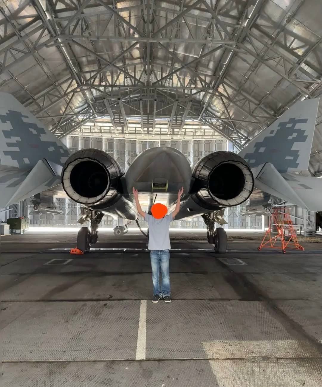 苏-57外挂用于对付无人机的R-74M空空导弹图片来源：GeorgeN.